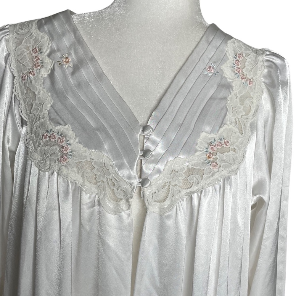 Vintage Barbizon Long White Robe Pink Embroidery Lace 3 Button Pockets  Small